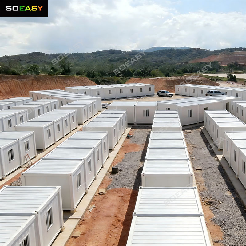 Alojamento para trabalhadores em contêineres desmontáveis em acampamento de mineração na Indonésia.